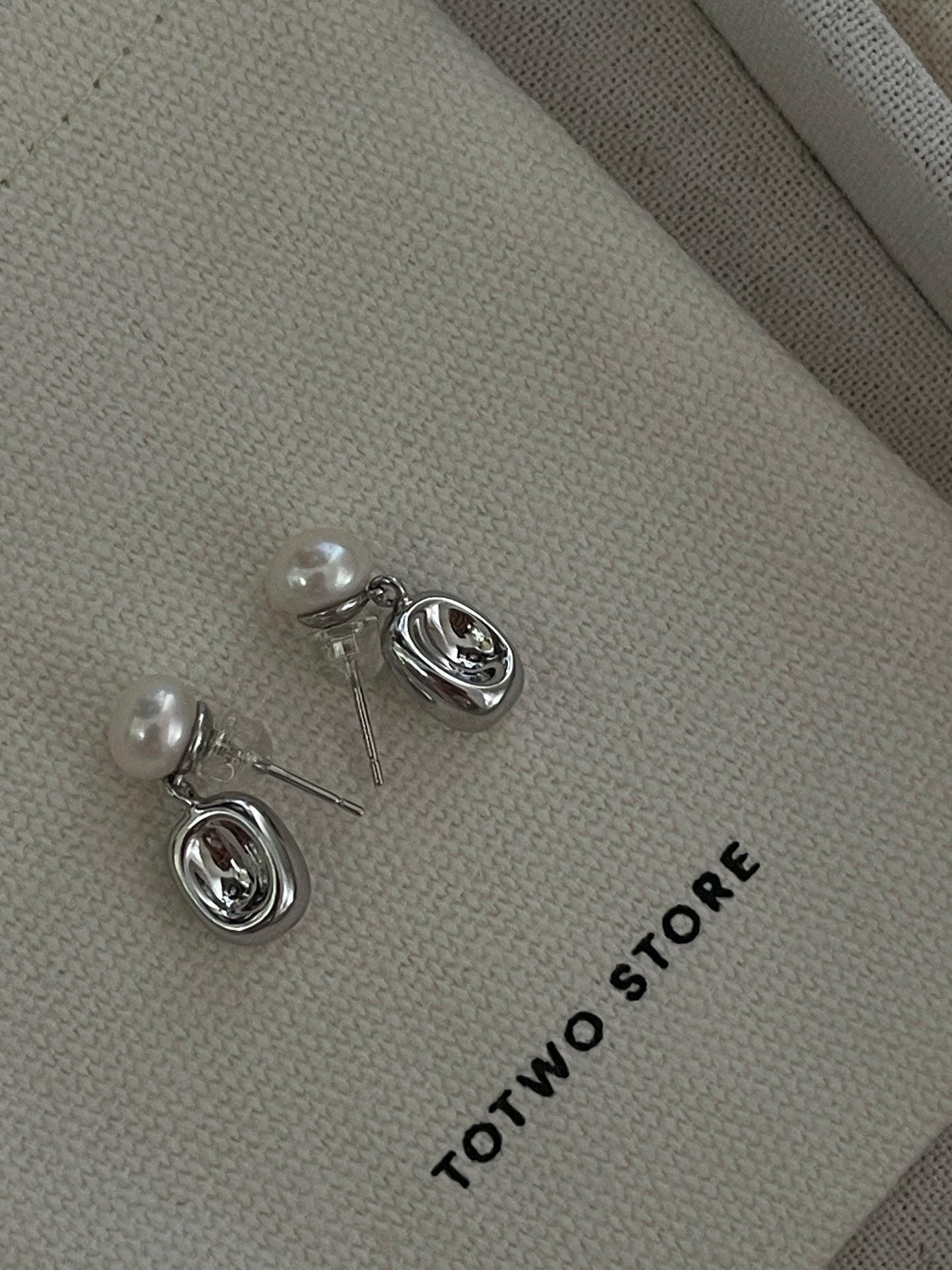 The Silver Cream Pearl Earrings