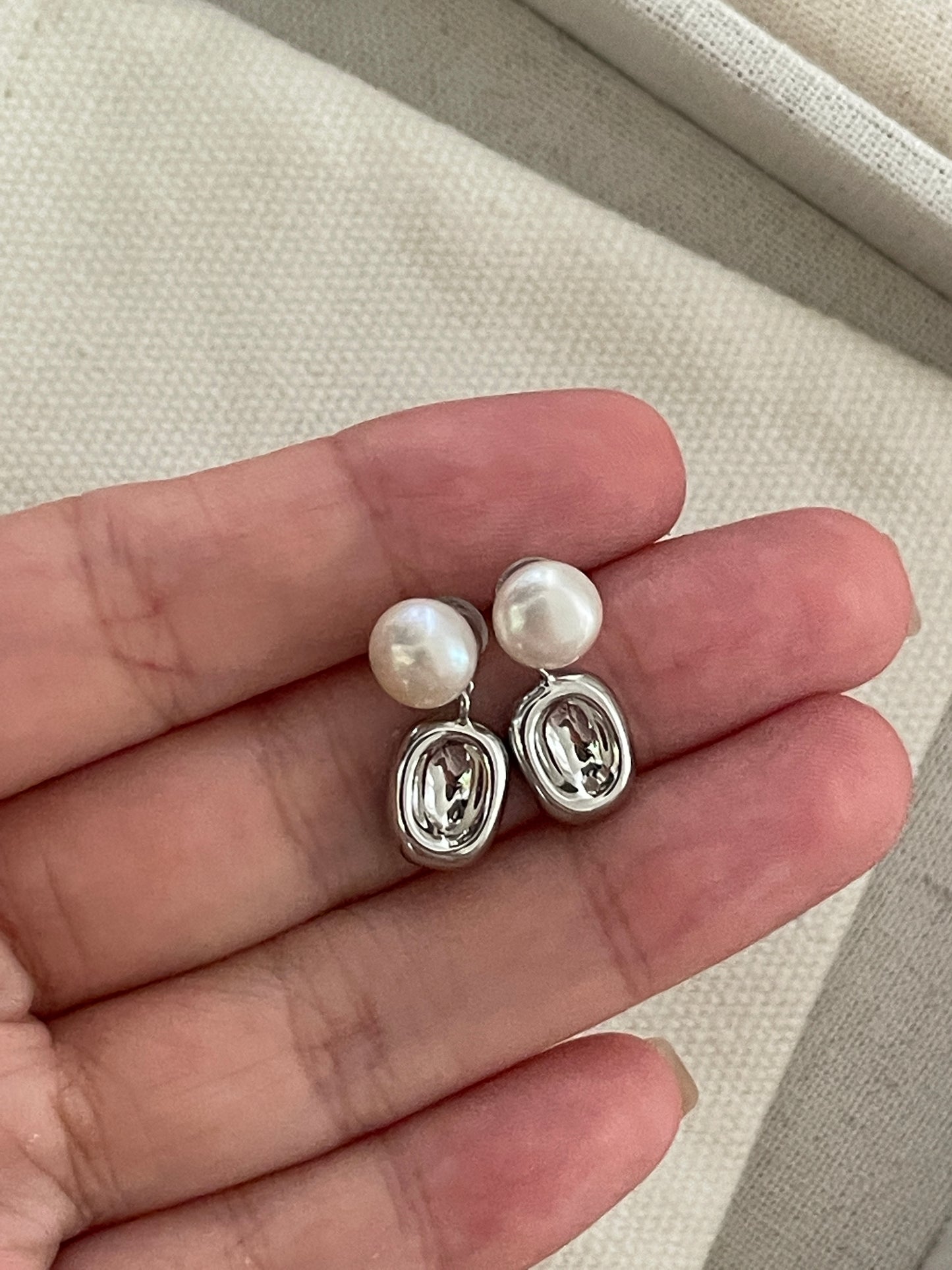 The Silver Cream Pearl Earrings