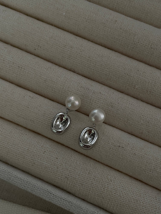 The Silver Cream Pearl Earrings